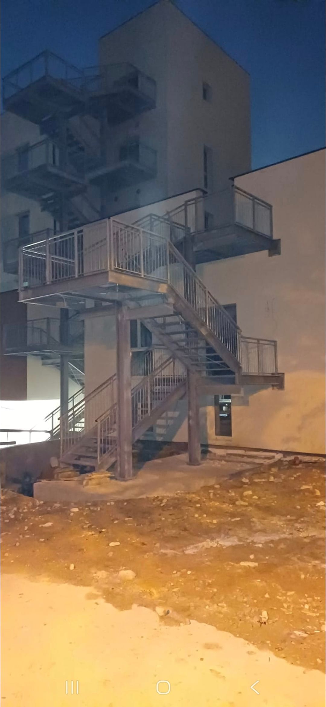 Scale antincendio esterne di un edificio di notte.