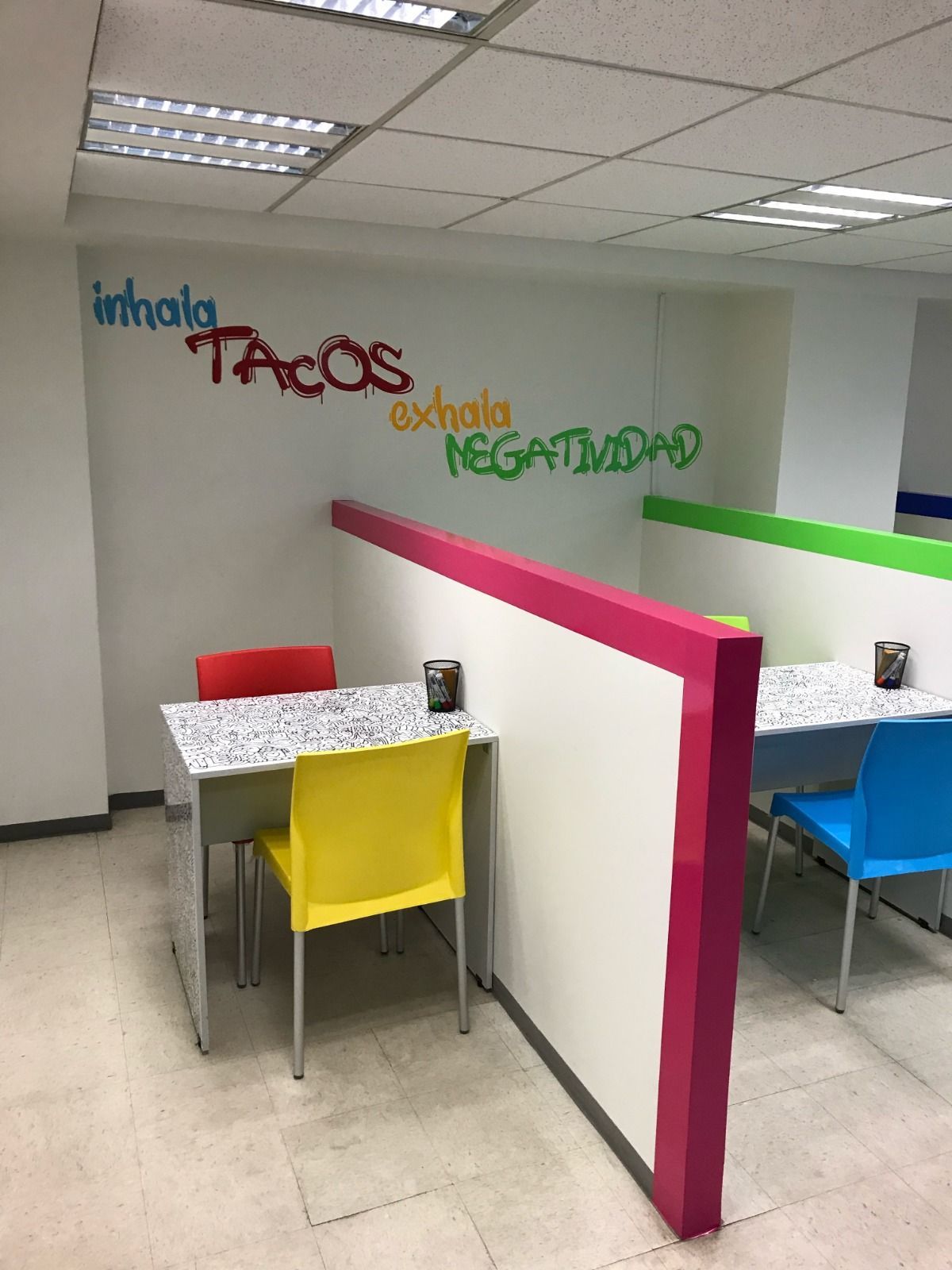 Zona de entrevista y firma de contratos en el área de Bienestar Organizacional