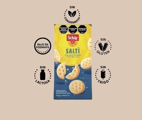 Un paquete de galletas Schär Saltì rodeado de iconos circulares que indican que no contiene gluten, trigo ni lactosa.