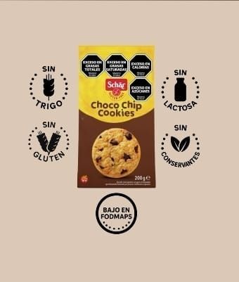 Un paquete de galletas con trocitos de chocolate Schär rodeado de ico