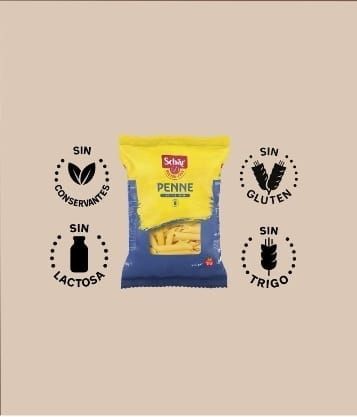 Una bolsa de pasta Schär Penne rodeada de cuatro iconos que indican que no contiene conservantes, gluten, lactosa ni trigo.