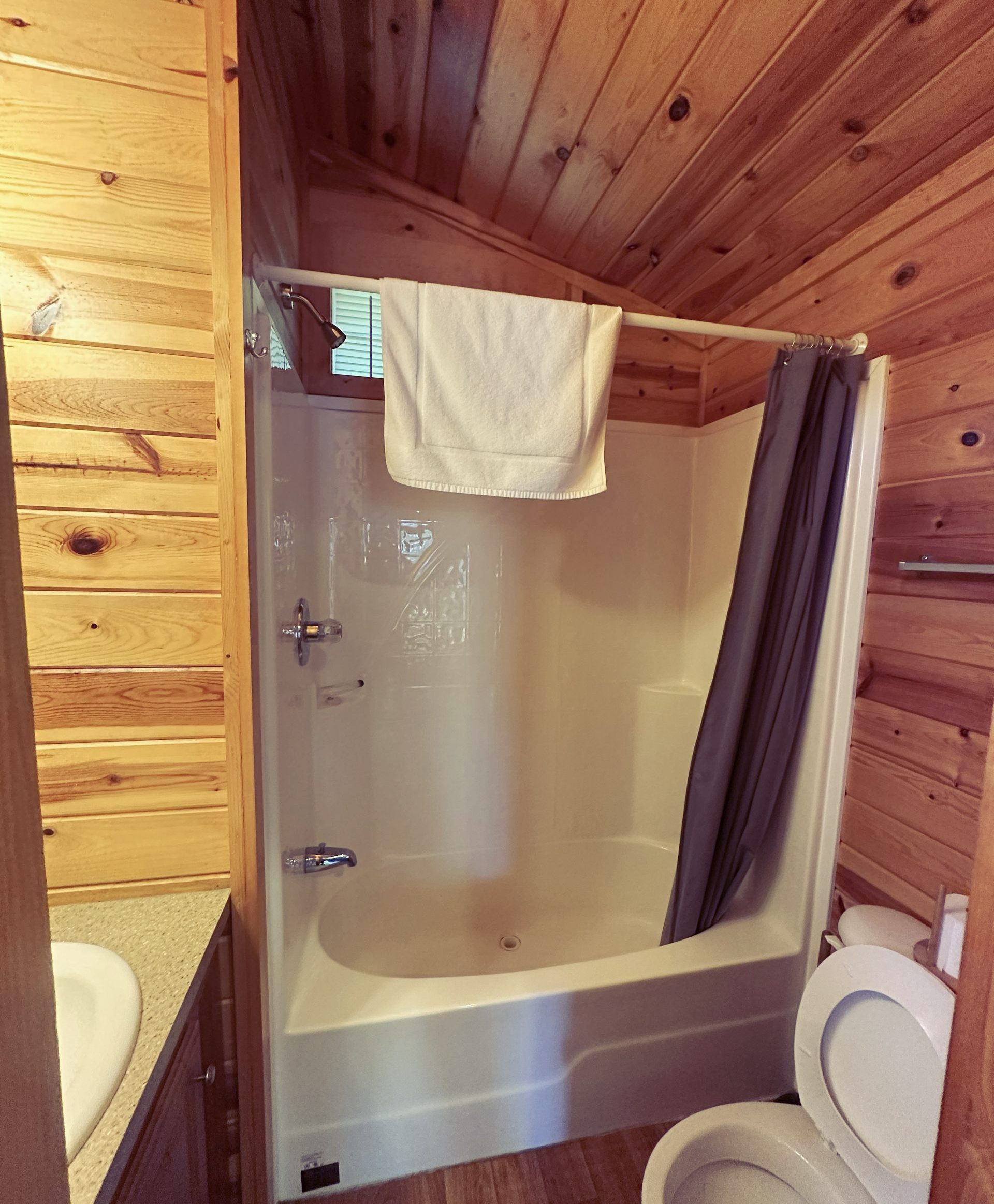 Cabin 2 - Bathroom