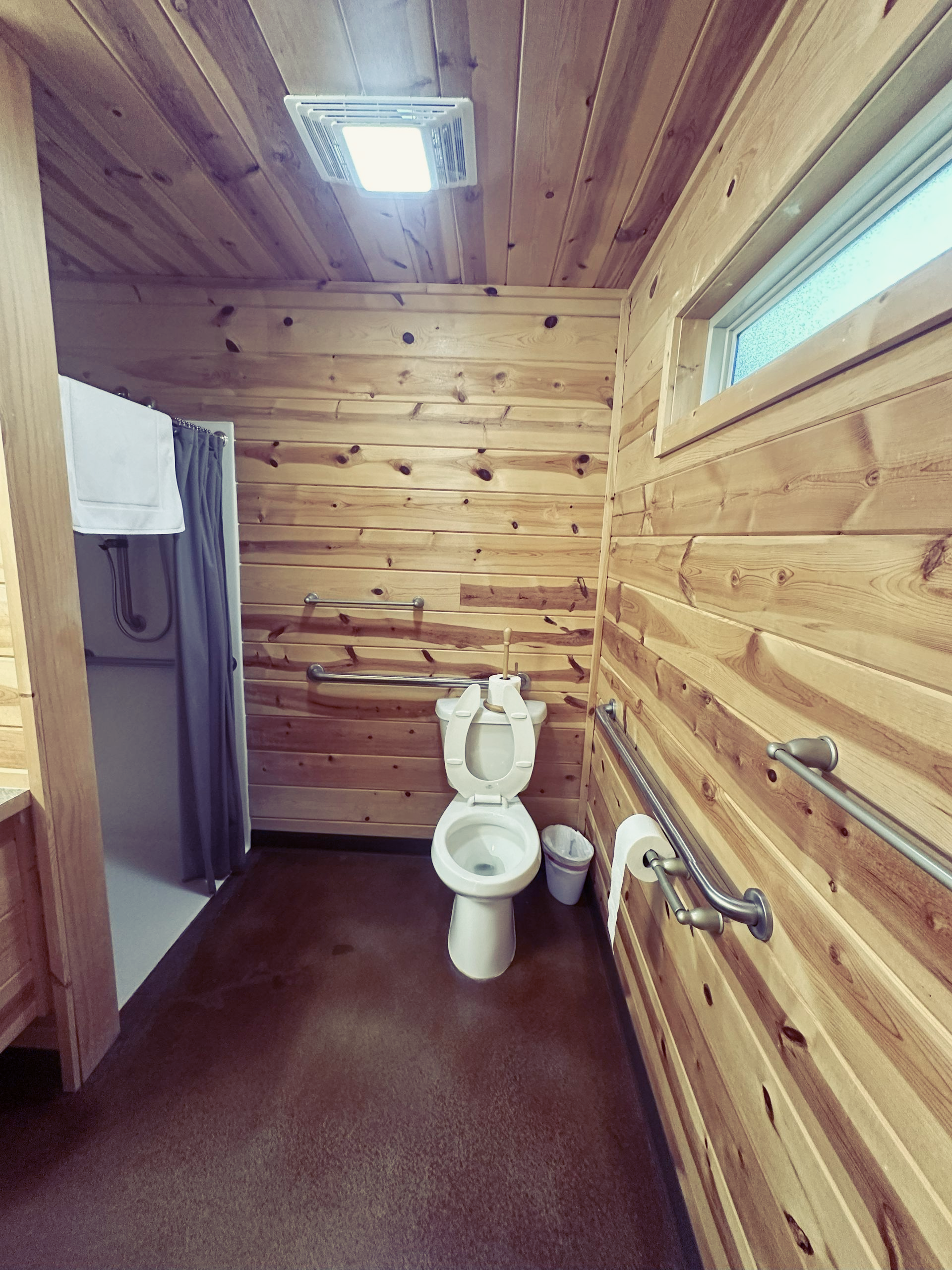 Cabin 4 - Bathroom