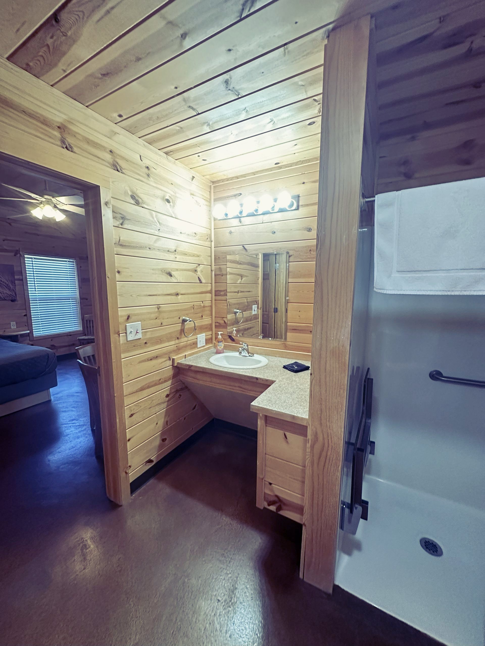 Cabin 4 - Bathroom