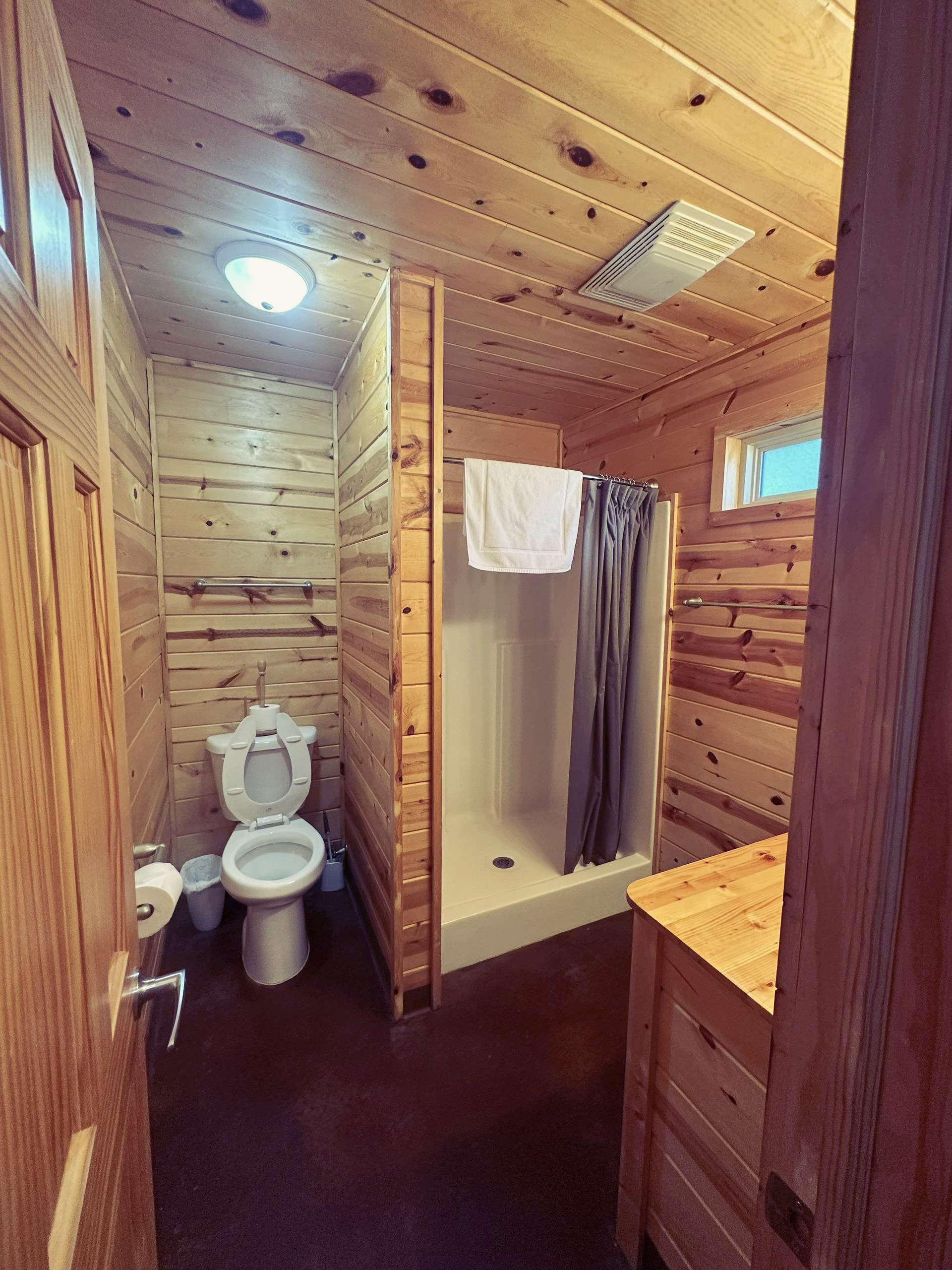 Cabin 4 - Bathroom