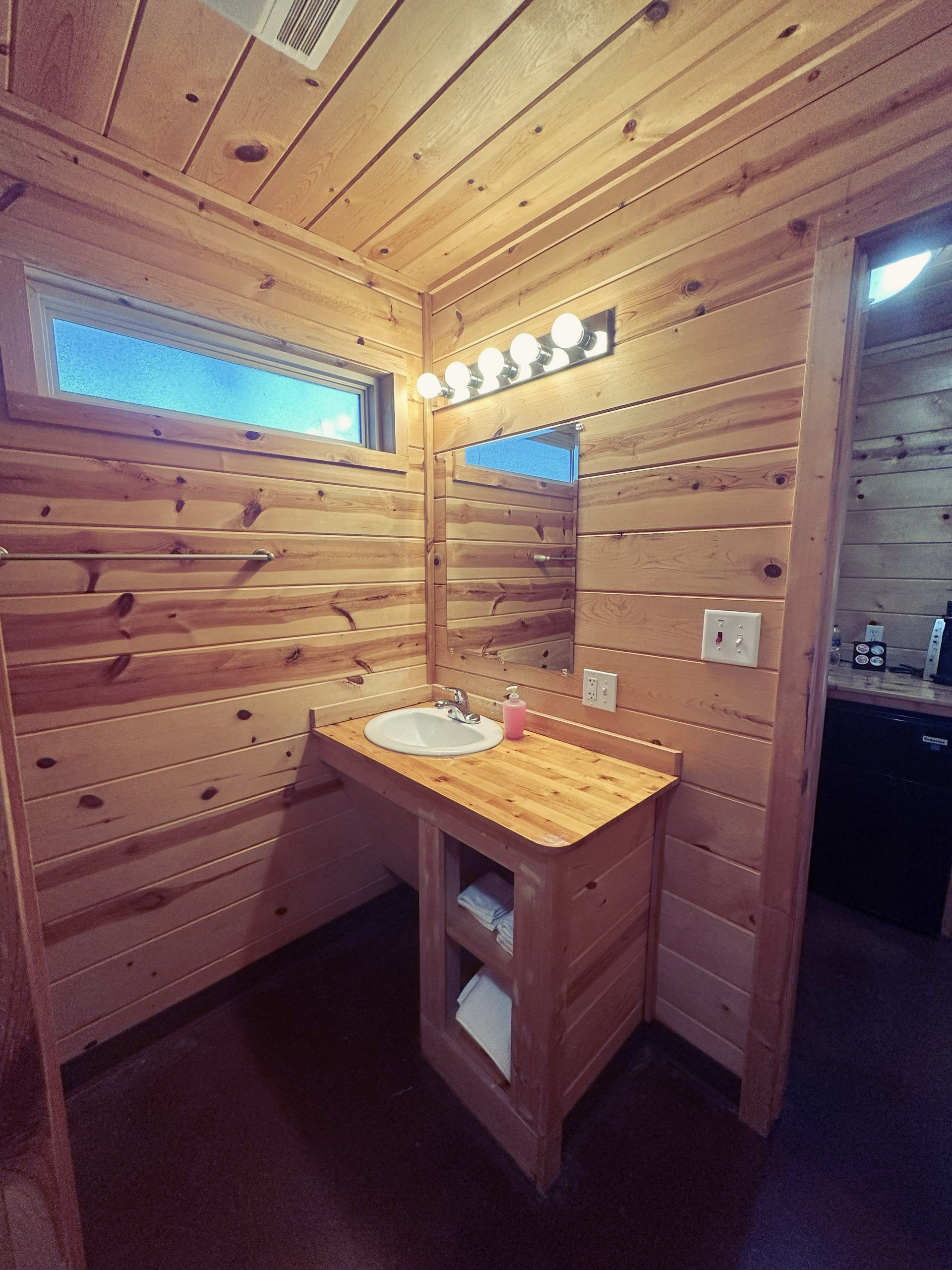 Cabin 4 - Bathroom