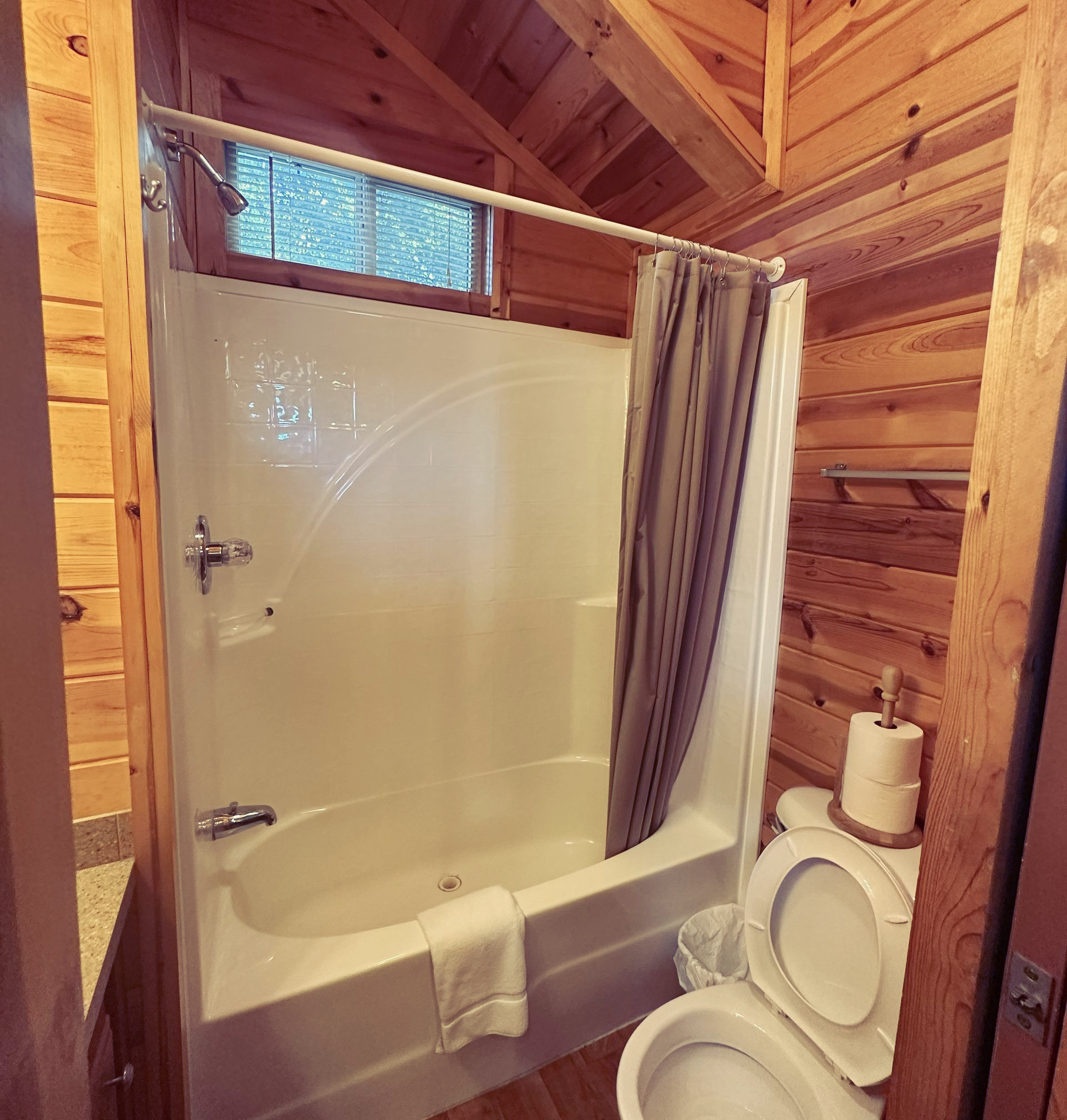 Cabin 5 - Bathroom