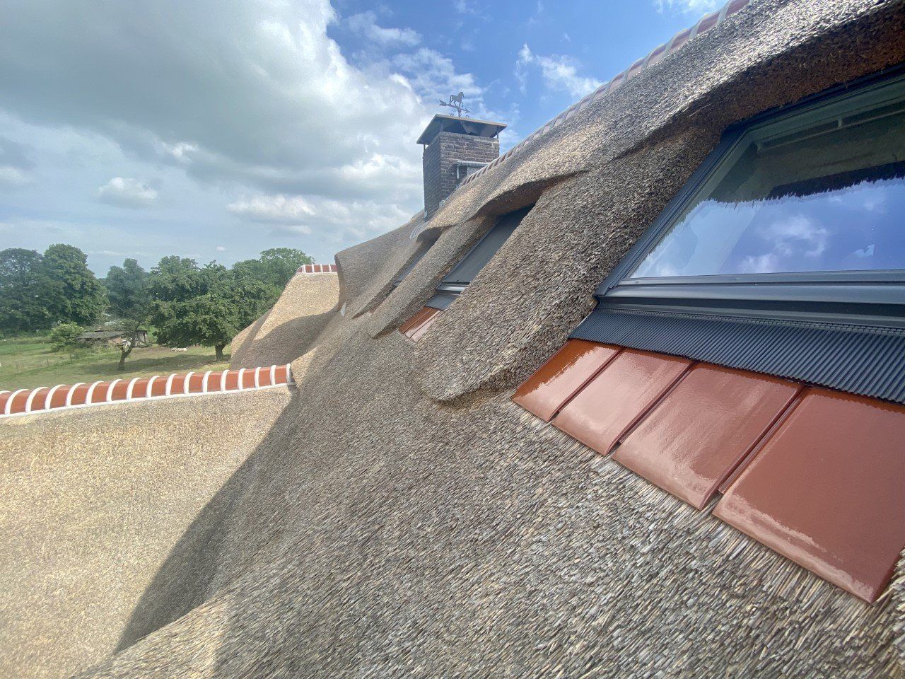 Een rieten dak met een raam in het midden.