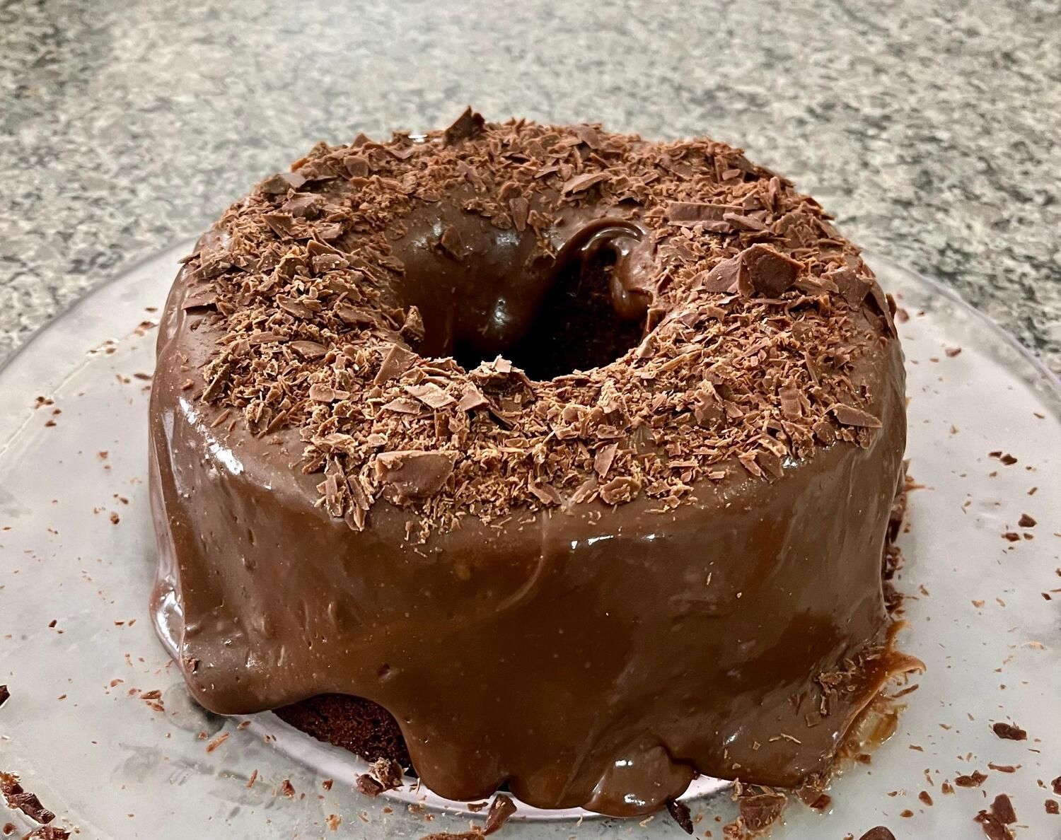 Uma grande sala de jantar com mesas e cadeiras em um restaurante.