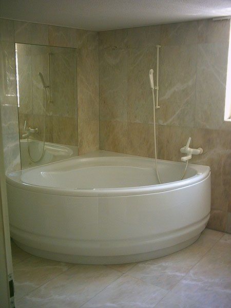 una vasca da bagno curva