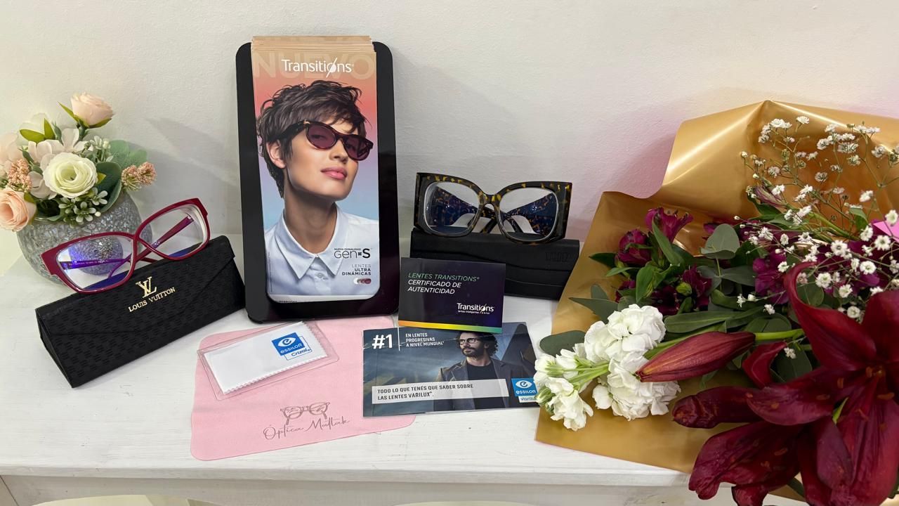 Exhibición de gafas: Gafas, arreglos florales, tarjetas, soporte para gafas de sol.