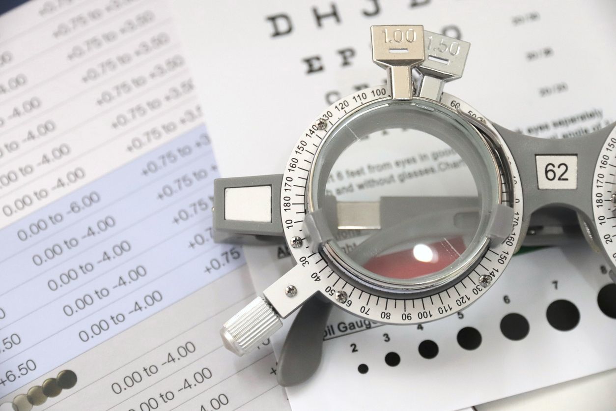 Equipo para examen de la vista: marco de prueba sobre una tabla con números.