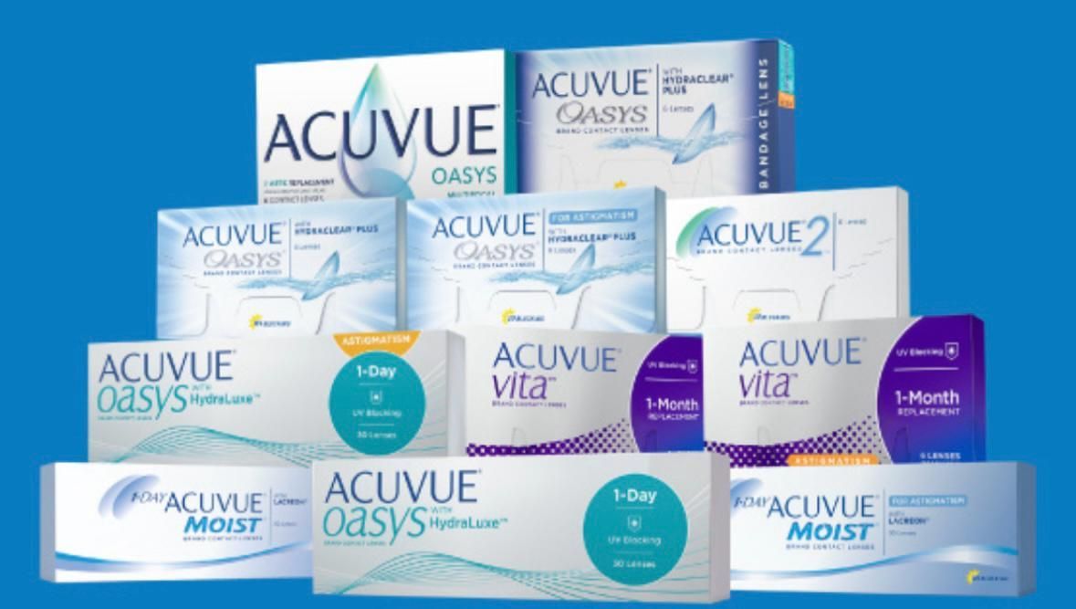 Cajas de lentes de contacto de varias marcas Acuvue, en formato azul.