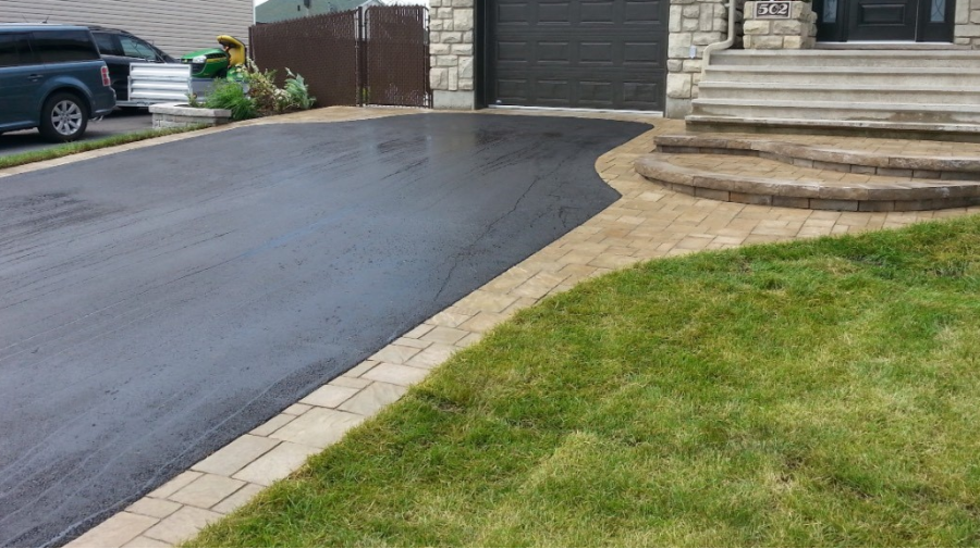 Une voiture est garée dans l'allée d'une maison.