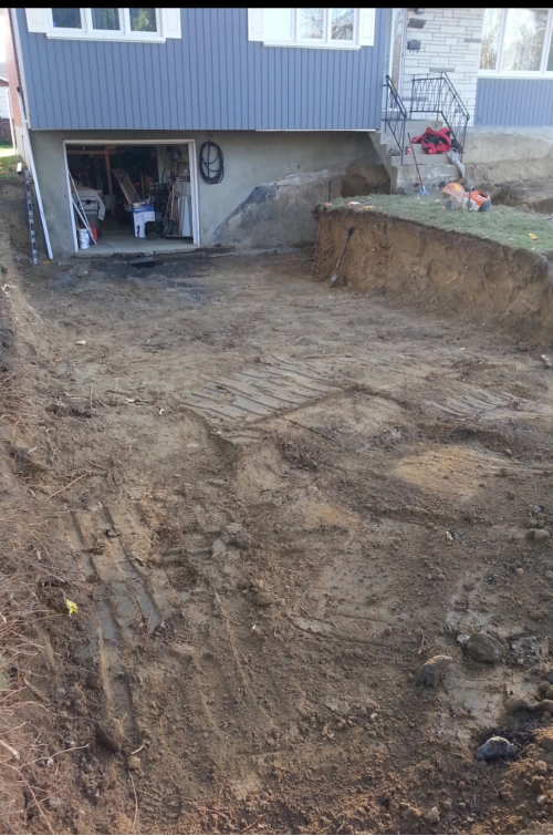 Il y a beaucoup de saleté devant une maison.