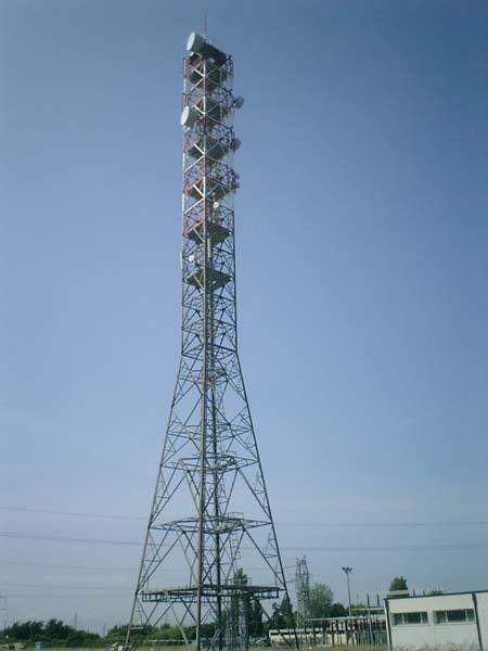 Una torre molto alta con un cielo azzurro sullo sfondo.