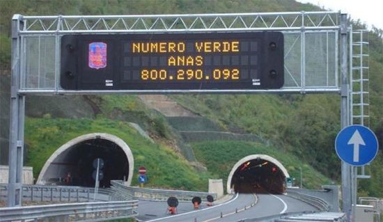 Un cartello sopra un tunnel che dice numero verde