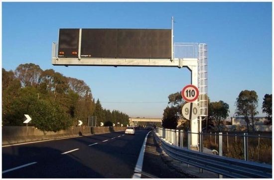 Un'autostrada con un cartello che dice 110