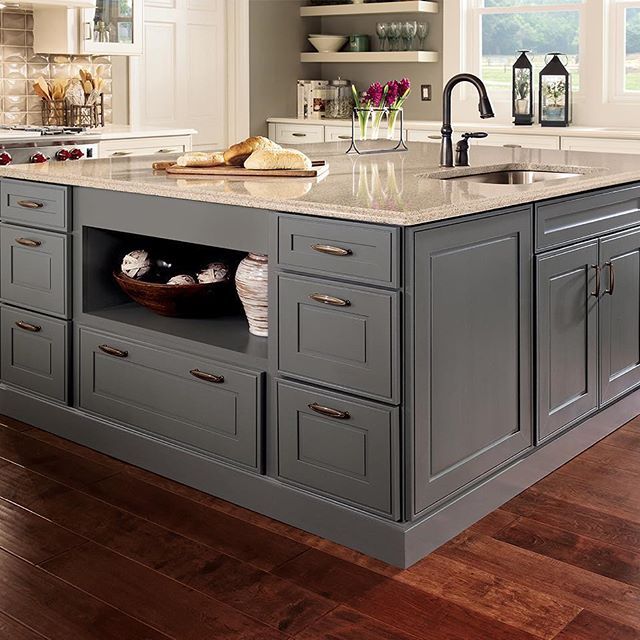 Kitchen Cabinets with Hardware
