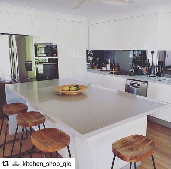 A Kitchen With Stools And A Bowl Of Fruit On The Counter  — Southeast Stone Pty Ltd In Gympie, QLD