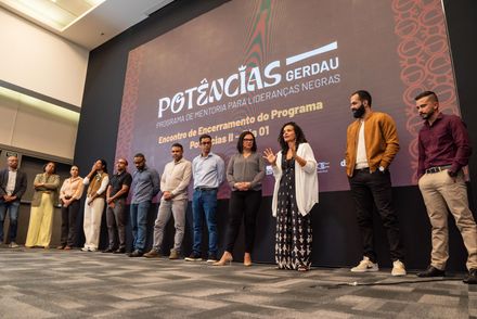 Grupo de pessoas no palco, cenário do evento: