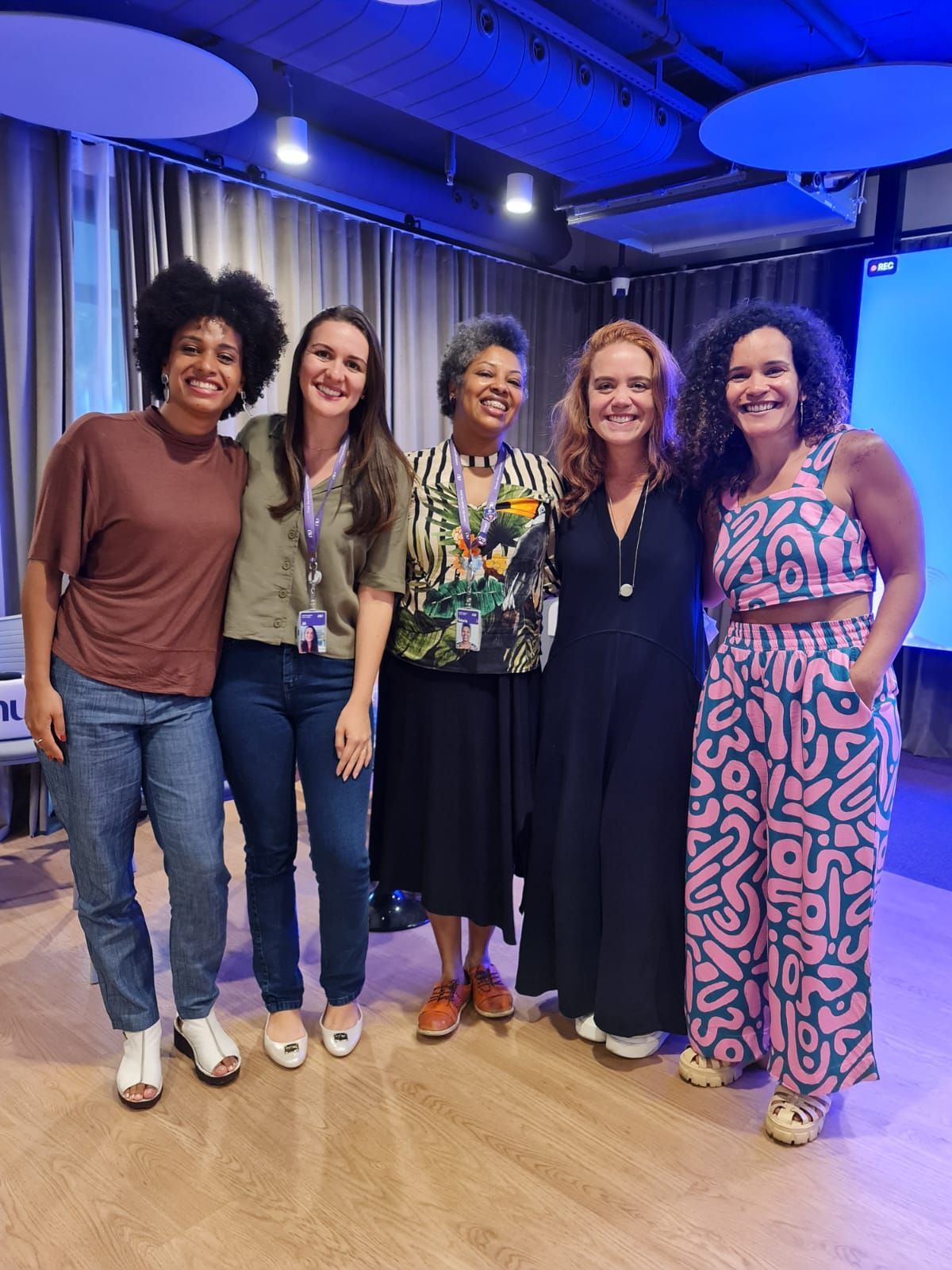 Cinco mulheres sorrindo.