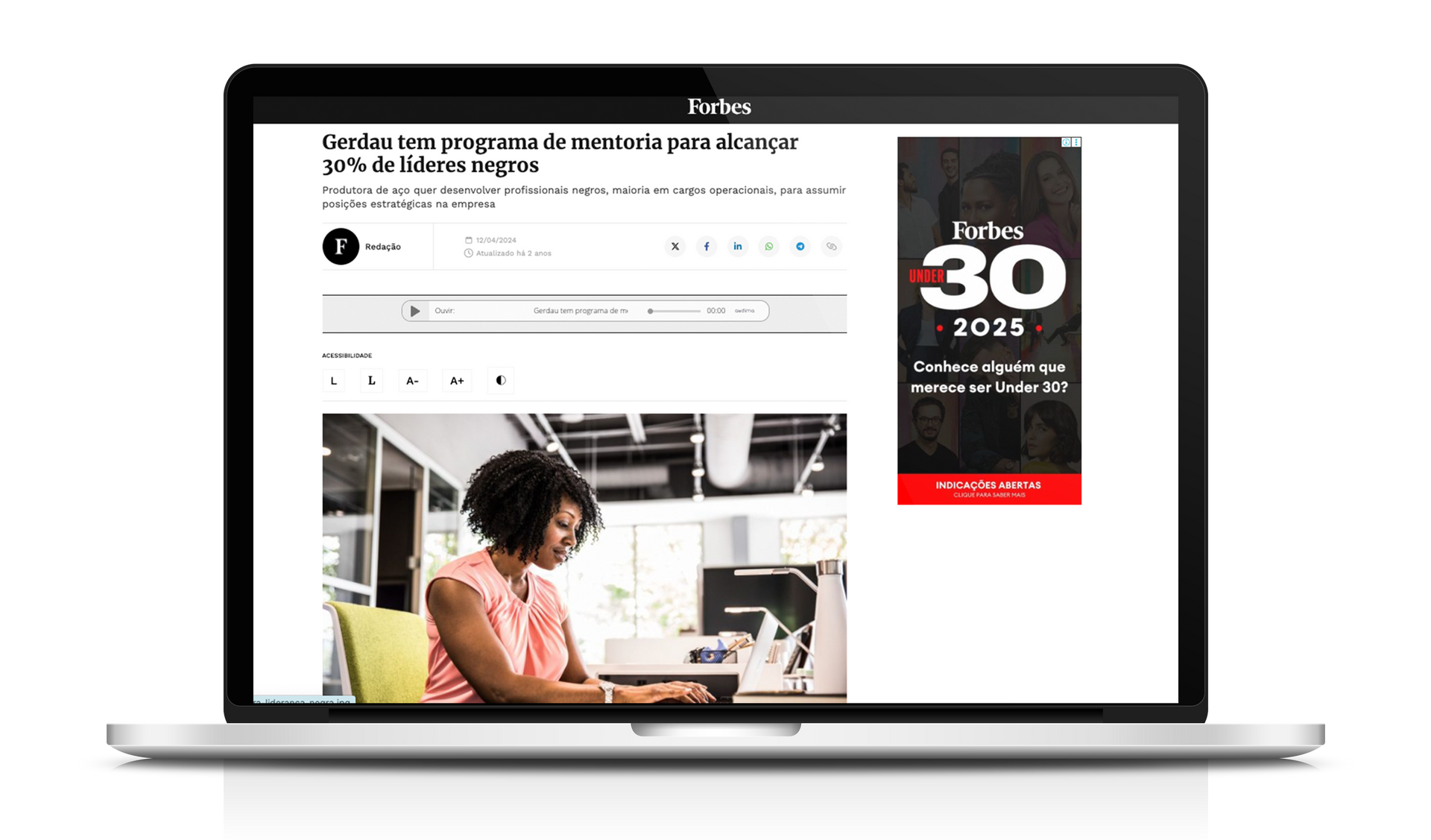 Laptop mostrando uma mulher trabalhando em um escritório. Anúncio da Forbes 30 under 30 visível.
