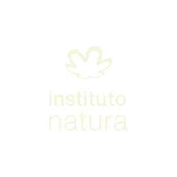 Logotipo do Instituto Natura: uma flor verde-clara de três folhas acima das palavras "instituto natura" 