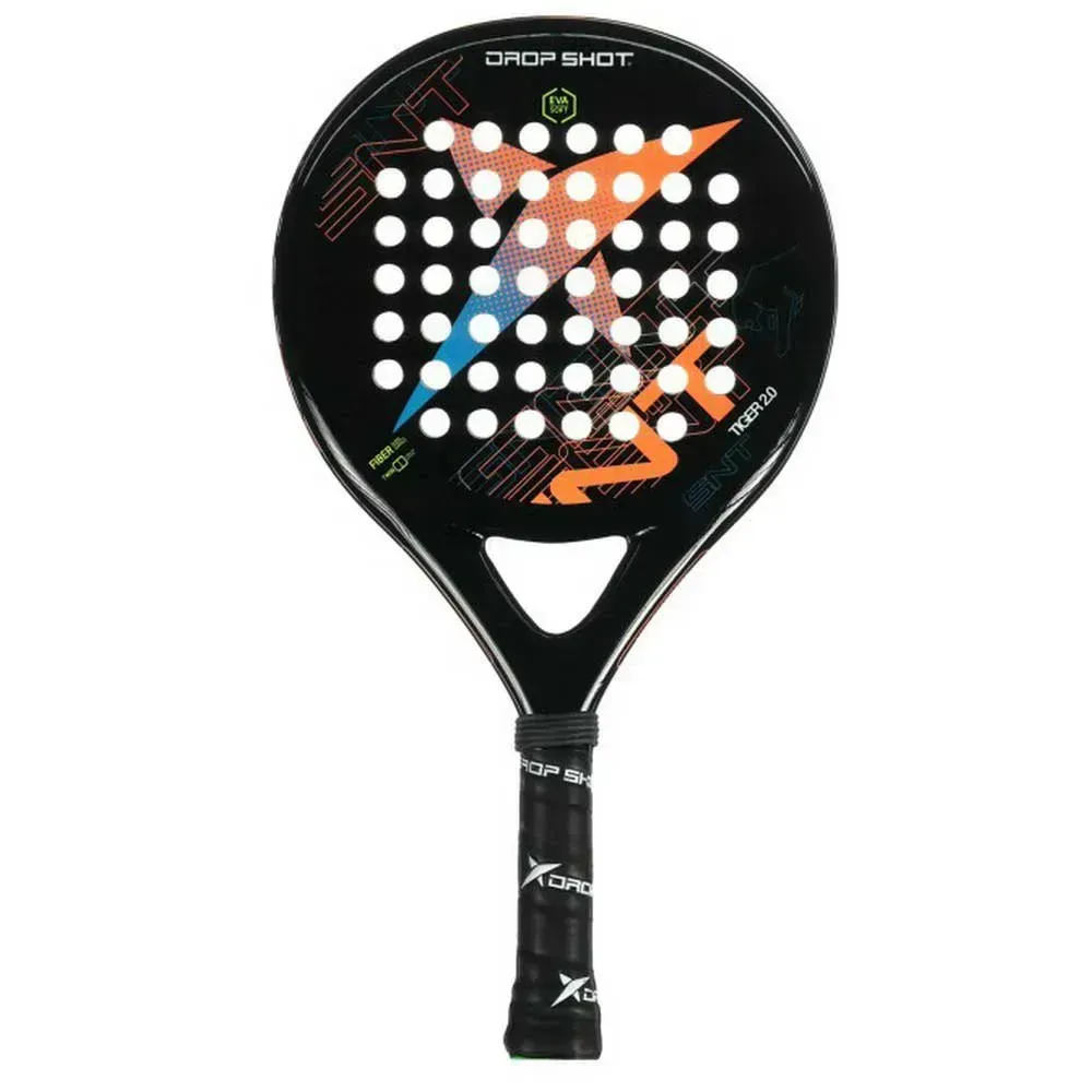 Een zwart en oranje padelracket met witte stippen erop