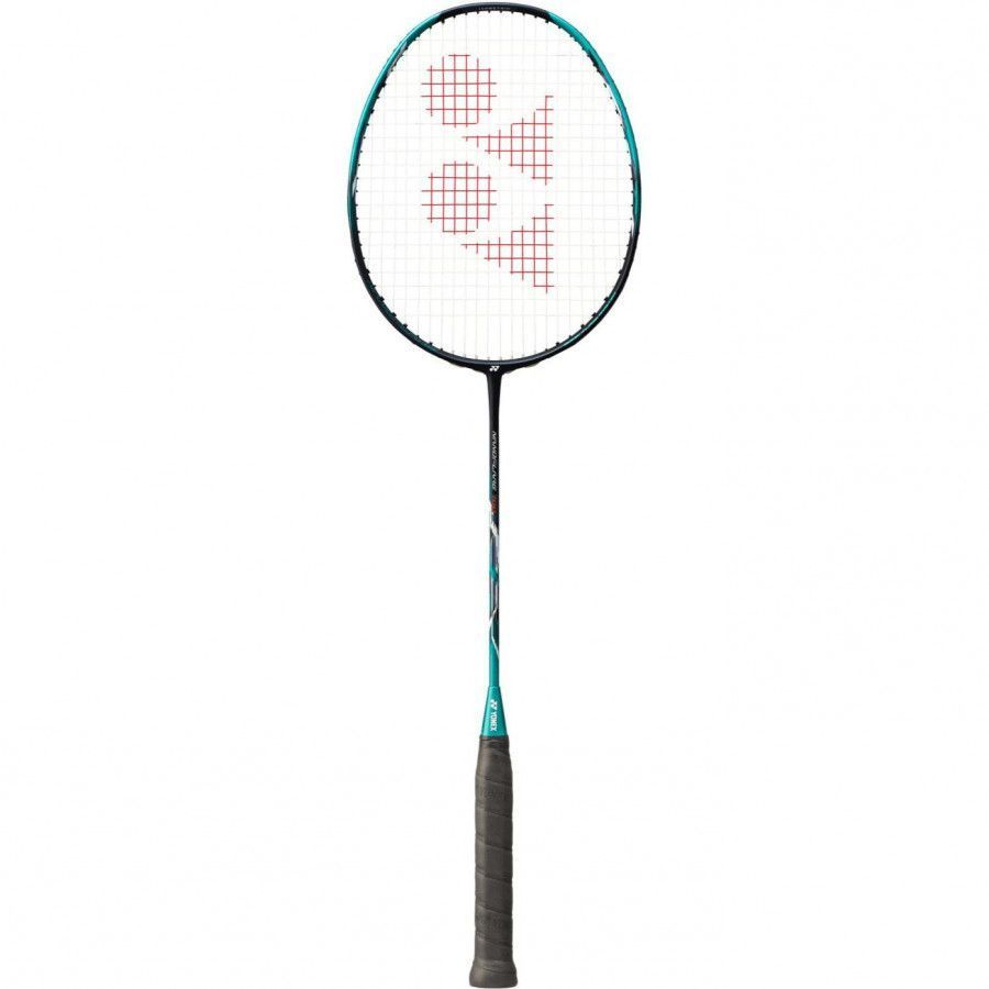 Op een witte achtergrond is een badmintonracket van Yonex te zien.