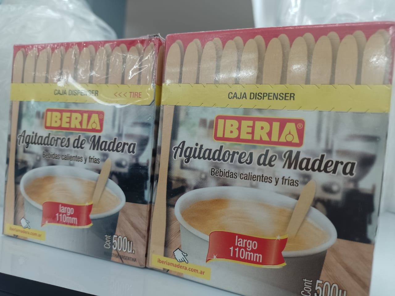 Dos cajas idénticas de agitadores de café de madera Iberia, de 110 mm de largo.