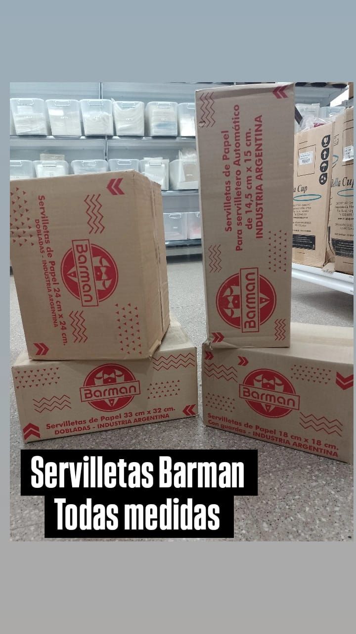Varias cajas de servilletas Barman apiladas en un estante, con una etiqueta que decía
