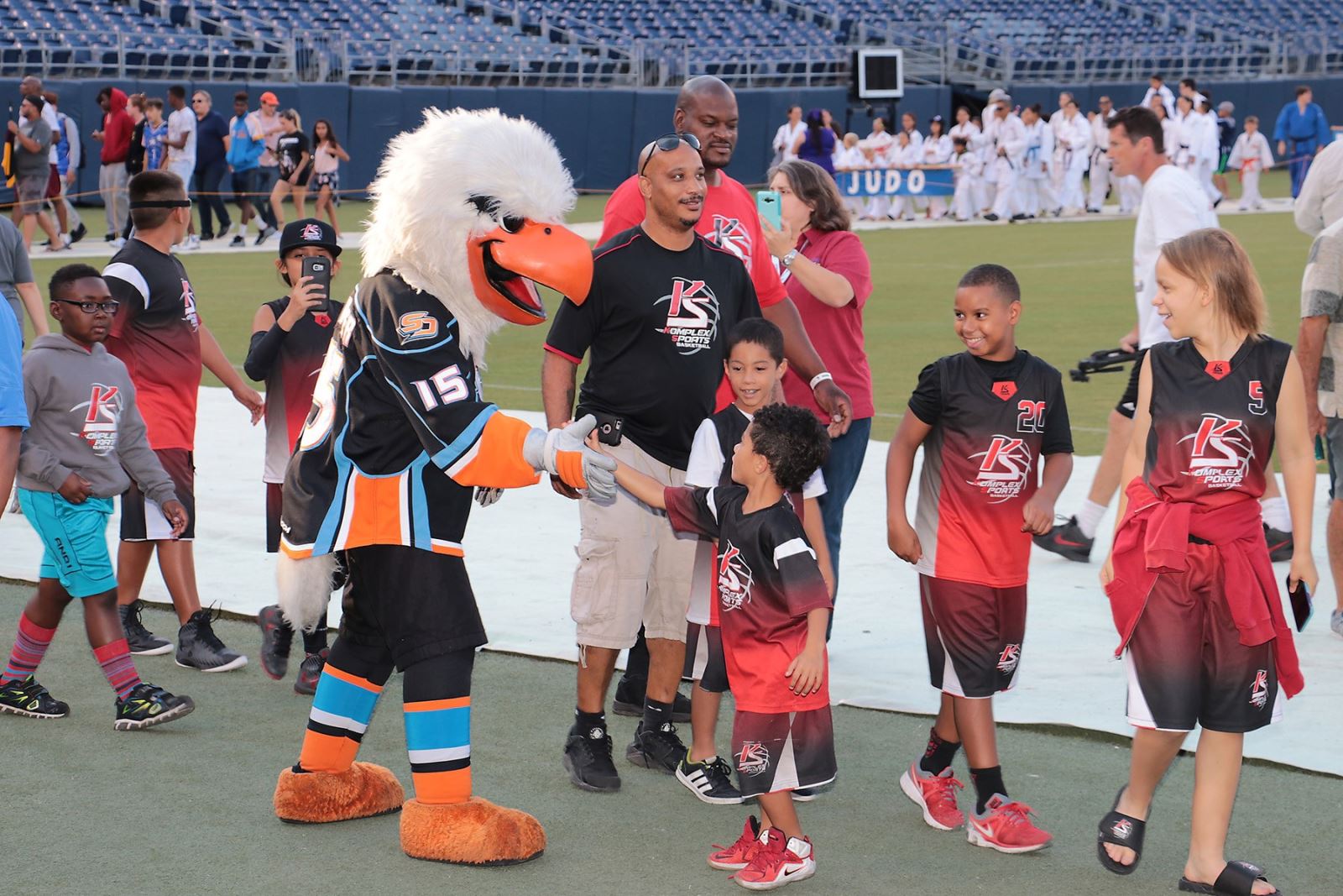 Youth soccer players with Gulls mascot