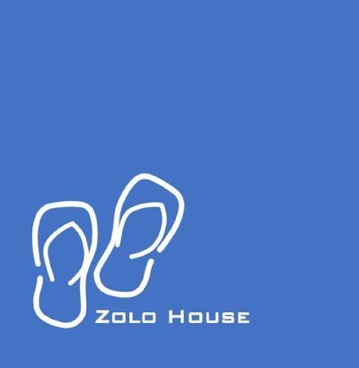 רקע כחול עם לוגו לבן עבור zolo house