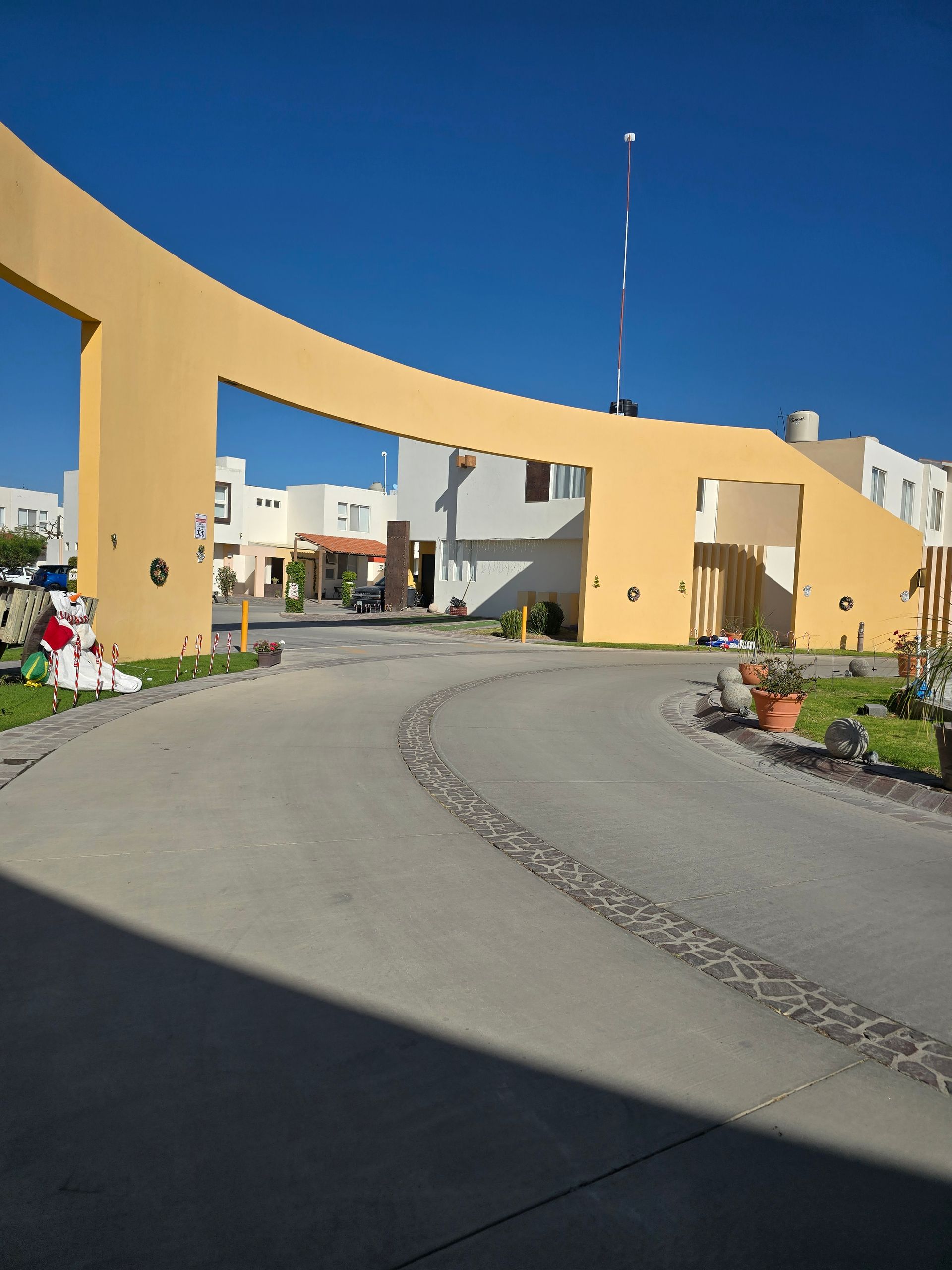 ?*SE RENTA CASA AMUEBLADA EN EL ENCANTO RESIDENCIAL, VILLA DE POZOS*? *POR CALLE AV. 16 DE SEPTIEMBRE*