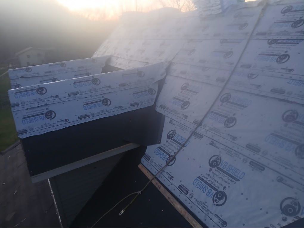 Roof covered with synthetic underlayment 