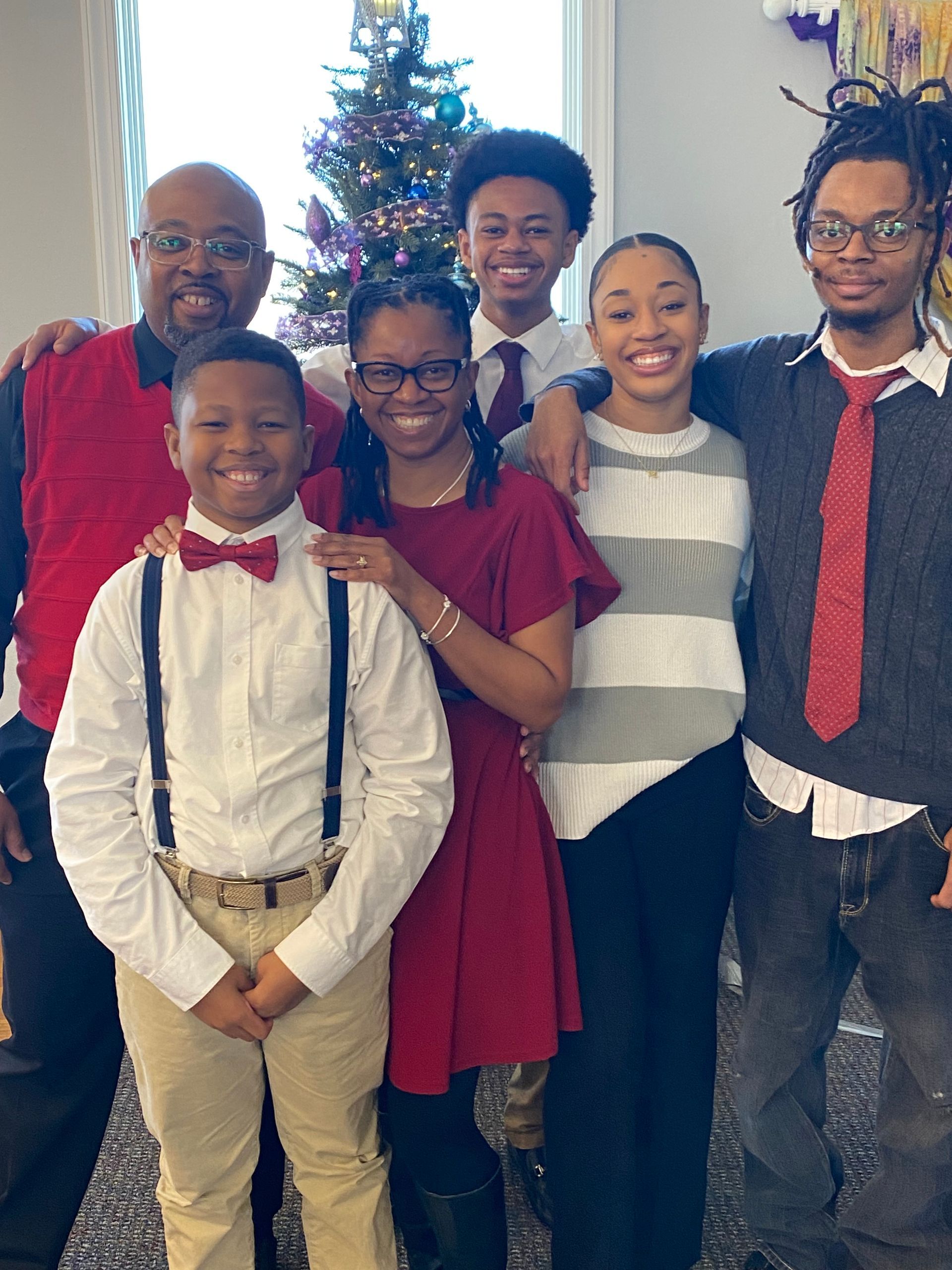 Paddyfote family in front of Christmas tree.