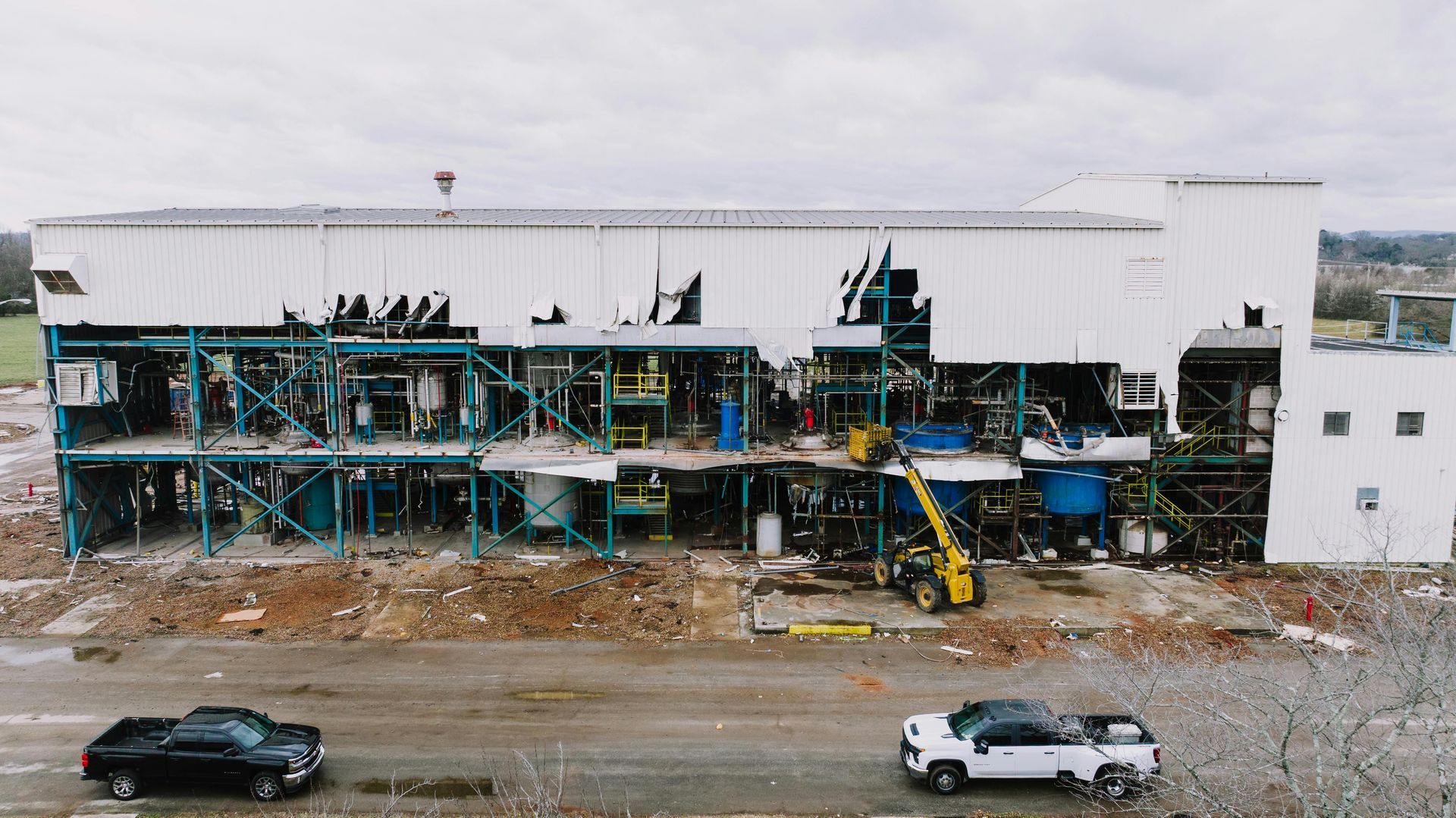 Commercial restoration crew restoring a business building after water damage