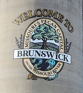 A sign that says welcome to brunswick on the missouri river