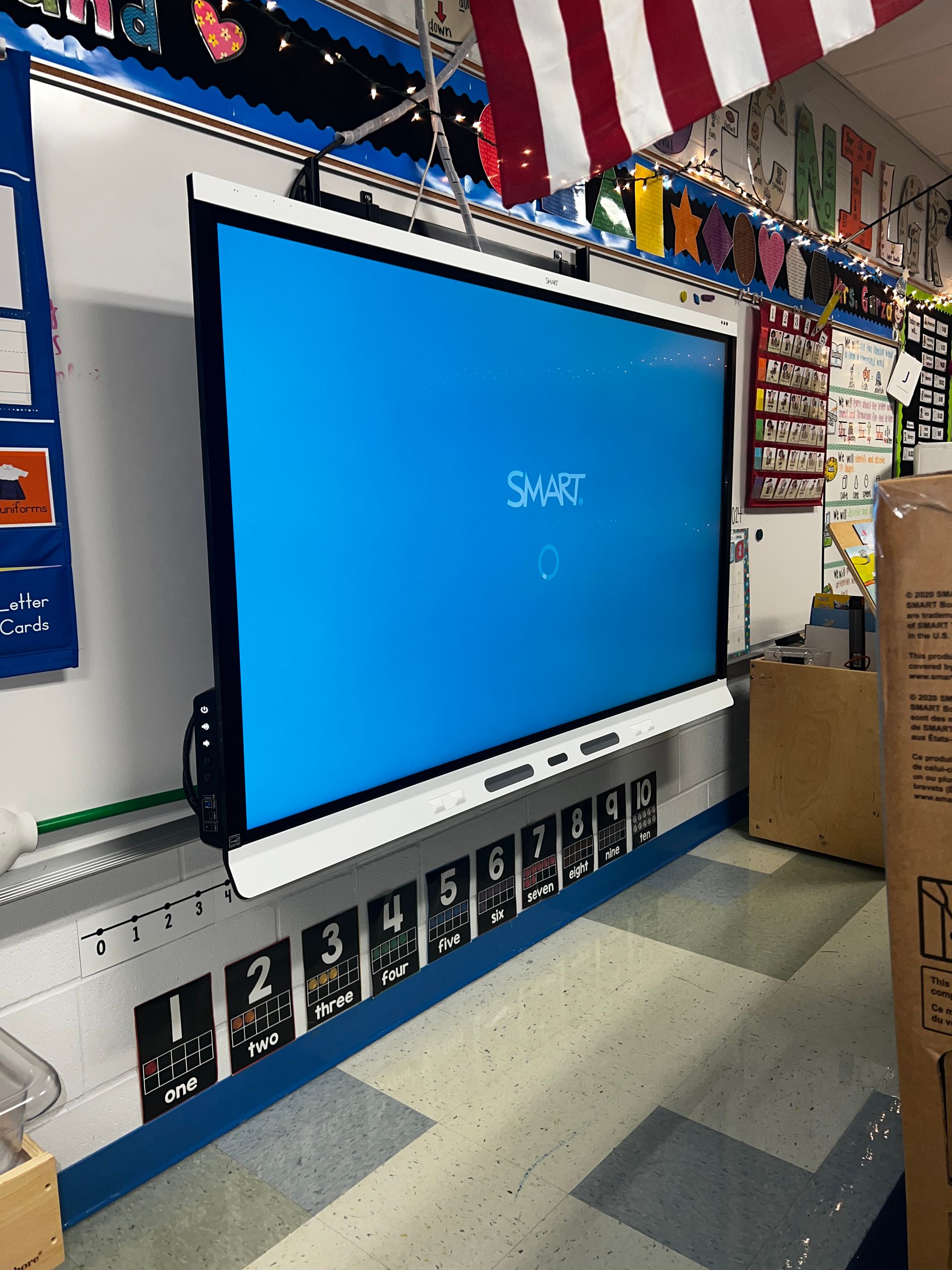 A large screen with the word sky40 on it