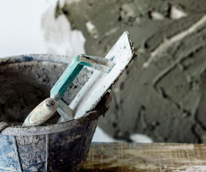 Una paleta está colocada en un balde de cemento.