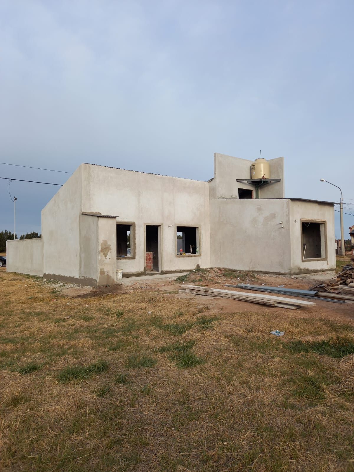 Se está construyendo una casa en medio de un campo.