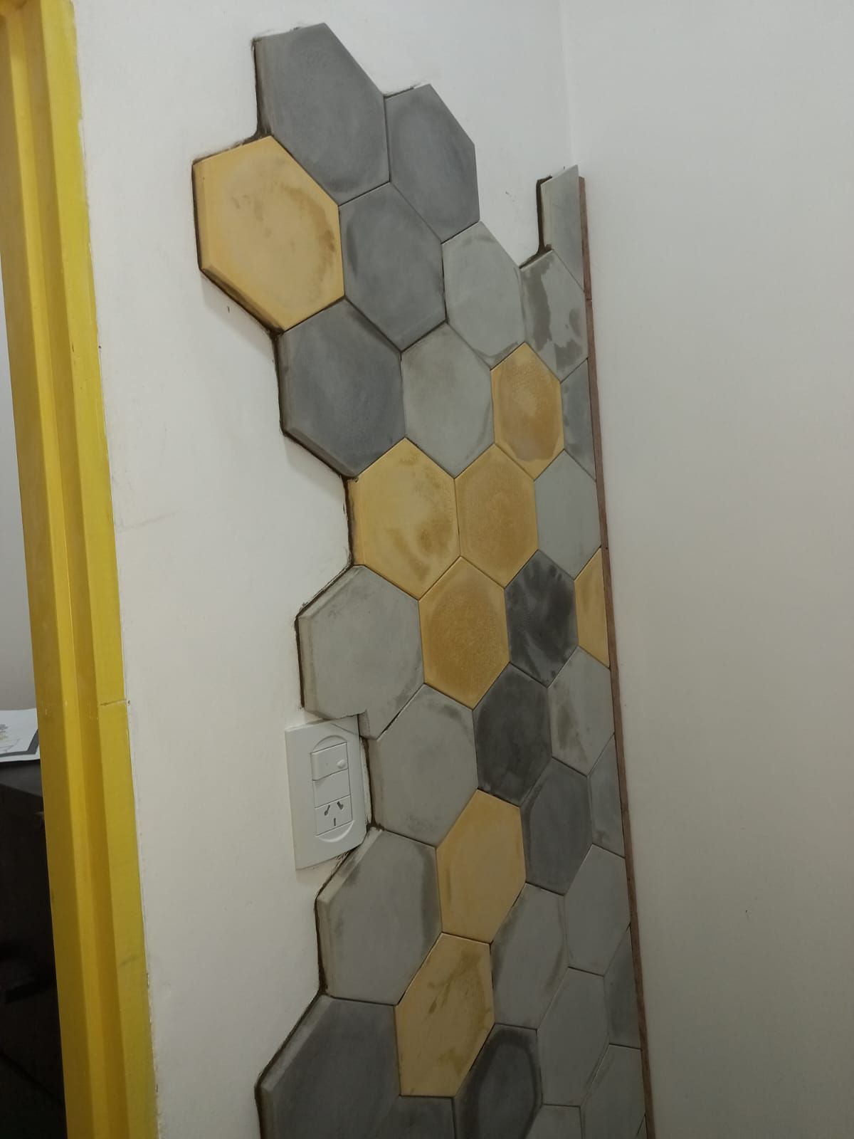 Una pared con un patrón de azulejos hexagonales.