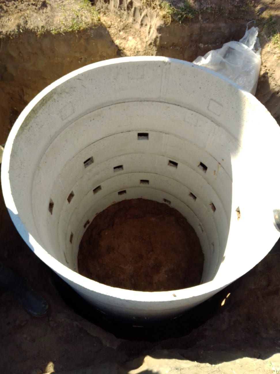 Un gran contenedor blanco con la letra c en él.