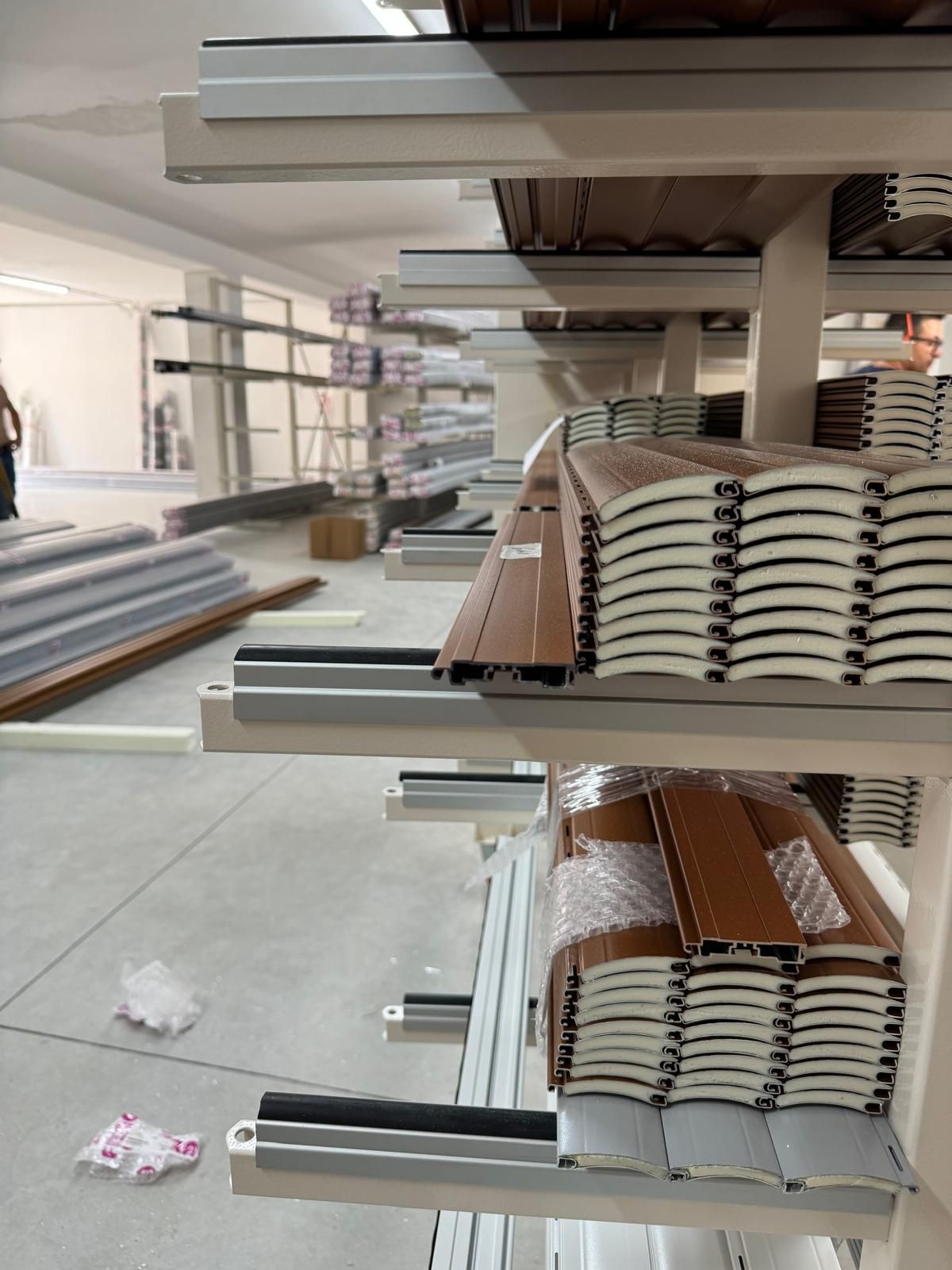 Un magazzino pieno di pezzi di legno e metallo.