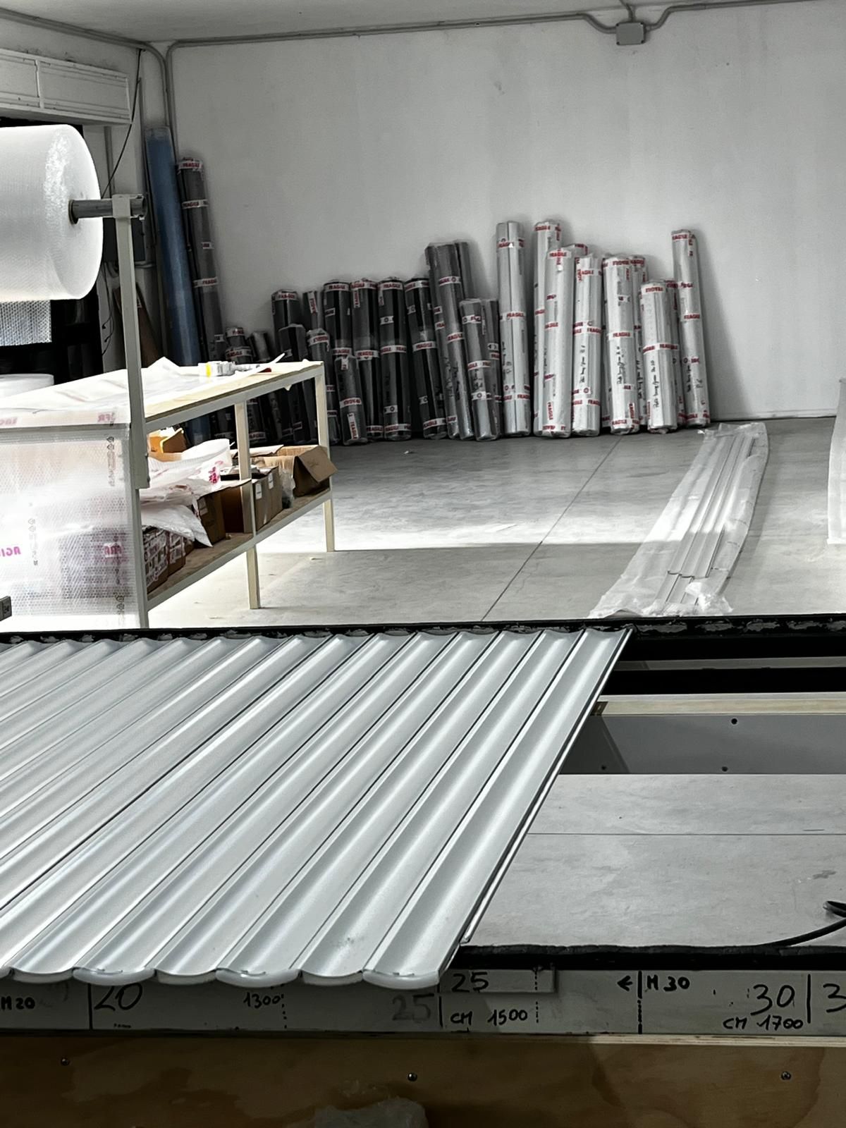 Una stanza con un sacco di rotoli di carta sul pavimento.