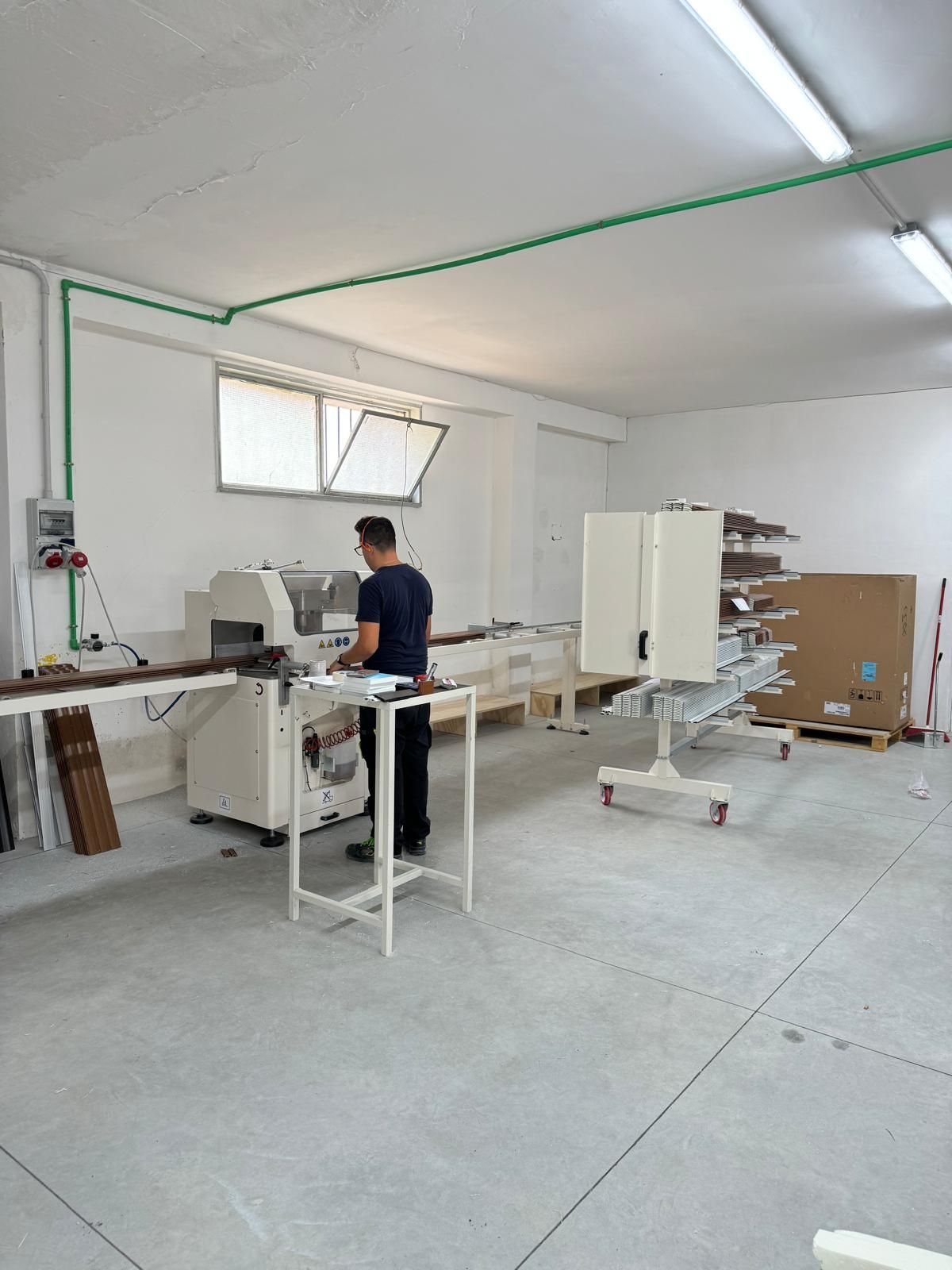 Un uomo sta lavorando a una macchina in una fabbrica.