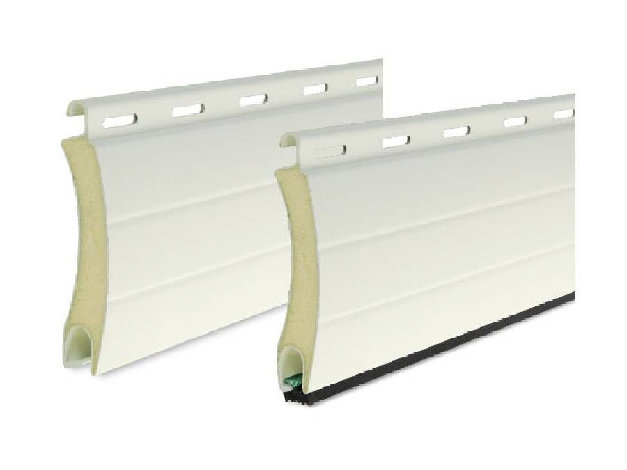 Due persiane bianche sono posizionate una accanto all'altra su uno sfondo bianco.