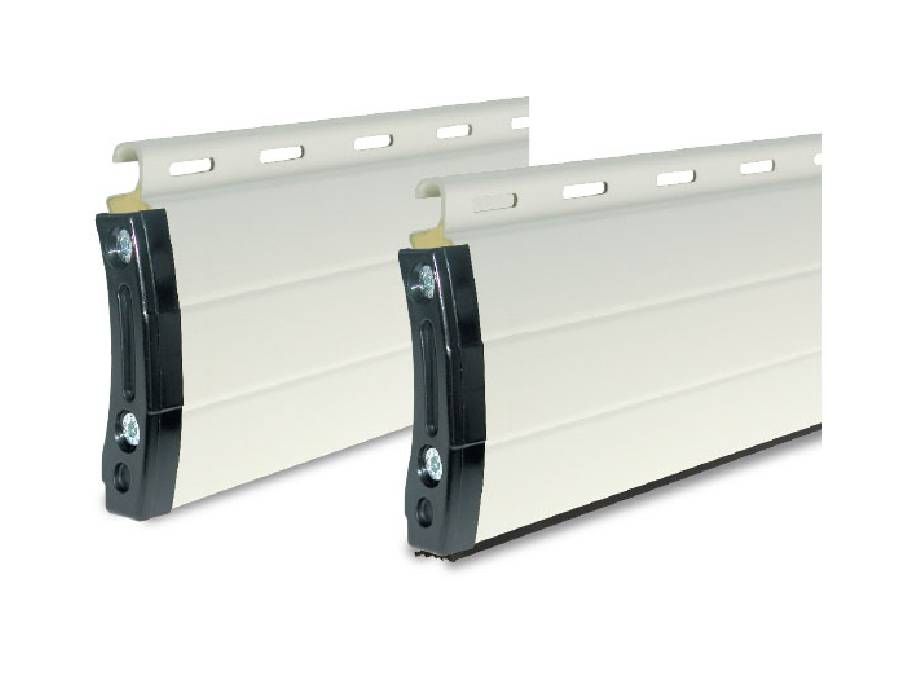 Due persiane bianche sono posizionate una accanto all'altra su uno sfondo bianco.