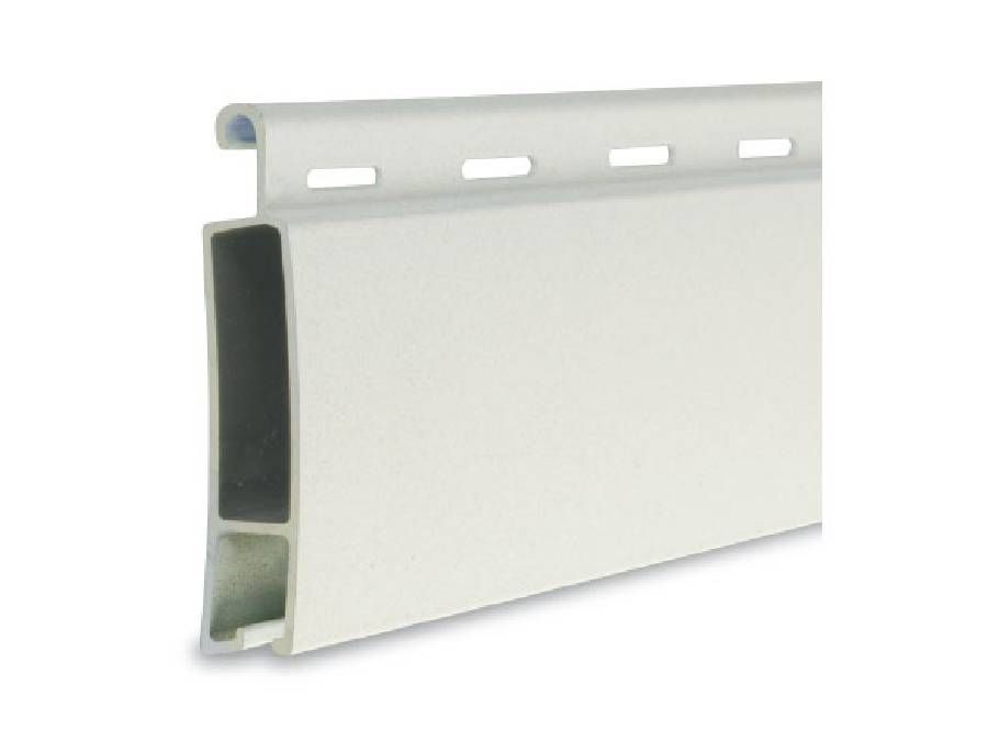 Una stecca di alluminio bianca con dei fori su uno sfondo bianco.